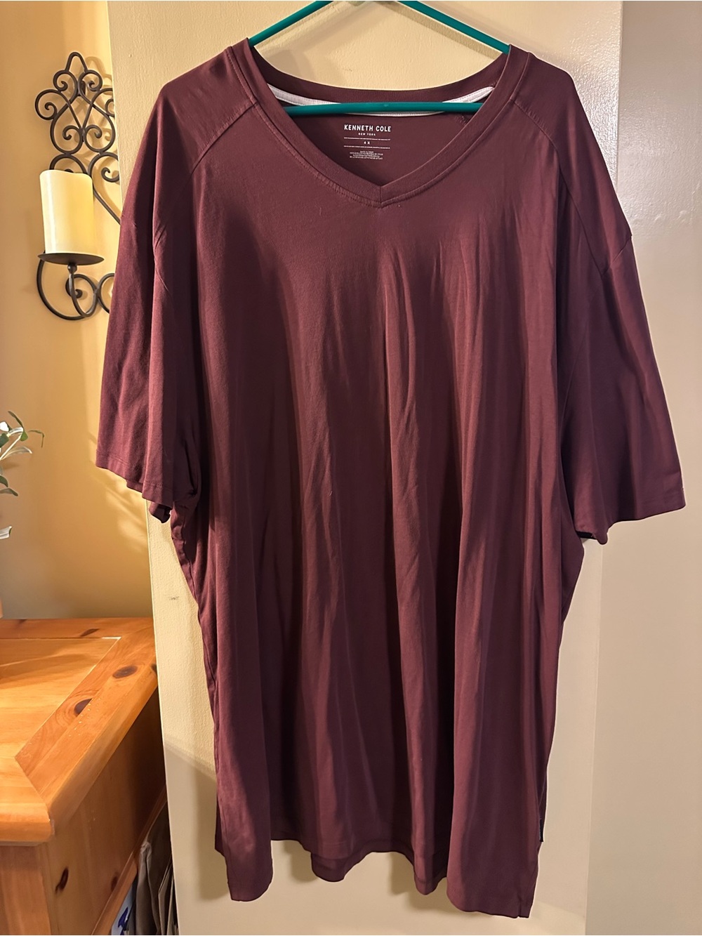Kenneth Cole Men's V-Neck Short Sleeve Tee in Burgundy